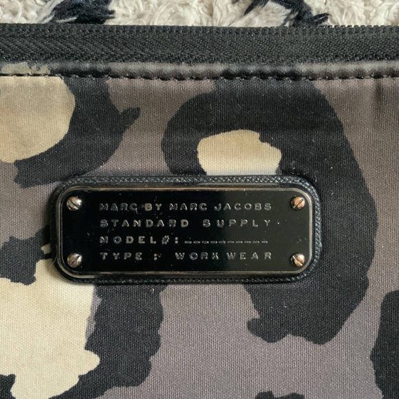 MARC JACOBS Laptop Case Cheetah Print - Picture 3 of 6